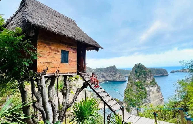 Treehouse overlooking Nusa Penida coast